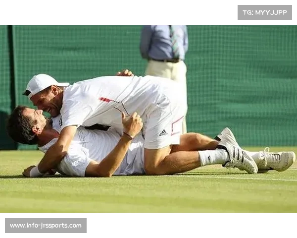 教练与队员的拥抱:无论胜负,体育精神超越比赛结果 教练与队员的拥抱:无论胜负,体育精神超越比赛结果